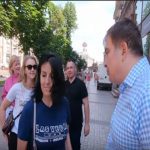 "Де наш Міша?" Саакашвілі вийшов на Хрещатик і запитав у людей, чи йти йому на вибори в Раду. Відео