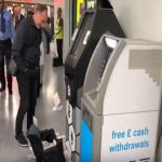 Биткоин-банкомат в лондонському метро почав «плюватися» грошима. Відео