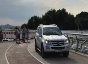 На скляному мосту в Києві помітили мажора на джипі: мережа скипіла від обурення. Відео