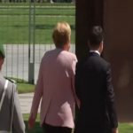 Зеленський пояснив, чому не підтримав Меркель, коли її затрясло під час зустрічи. Відео