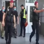 У Києві з будинку Тимчука винесли тіло застреленого нардепа. Відео