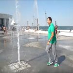 Саакашвілі пішов по стопах президента Зеленського і почав купатися в Одеських фонтанах. Відео