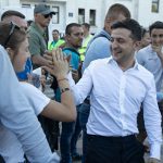 "А у вас є хороші хлопці?": Зеленський прямо на вулиці шукав кандидата в губернатори Миколаєва.. Відео