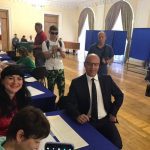 "Що Склероз...Мережа РЖЕ": Парубій приїхав голосувати, але забув паспорт. Відео