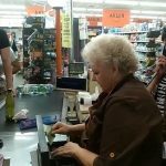 СКАНДАЛ: Категорически отказалась обслуживать государственным языком: сеть подорвало видео из супермаркета. Видео