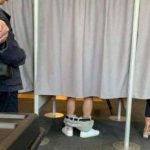 У виборчій кабінці без штанів. У Мережі набирає популярність скандальне фото. Звідки воно взялося?