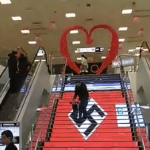 Поліція знайшла хлопця, який включив свастику на весь екран в торговому центрі. Відео