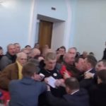 Саакашвілі влаштував бійку в суді і зламав руку літній жінці. Відео