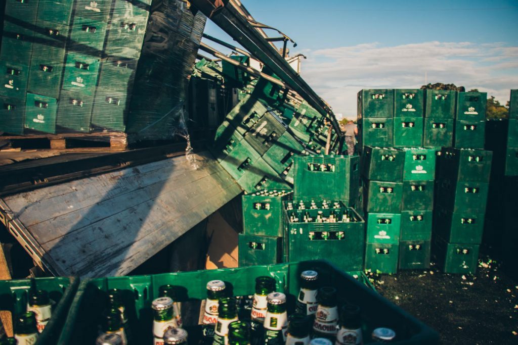 ХАЛЯВА ДНЯ! Люди ящиками пили: Під Києвом з вантажівки на дорогу висипалися ящики з пивом. Відео