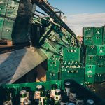 ХАЛЯВА ДНЯ! Люди ящиками пили: Під Києвом з вантажівки на дорогу висипалися ящики з пивом. Відео