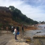 Одесса: Под завалами нашли одежду: спасатели продолжили поисковые работы на пляже где обвалился склон. Видео