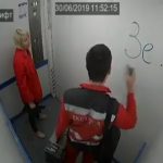 За Зеленського: В мережі поширюють відео, як медики Києва обмальовують ліфт агітацією за Зе! Команду. Відео