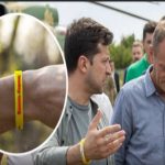 Зеленський нарешті відкрив таємницю своїх жовтих браслетів, і розповів про аварію кортежу президента. Відео