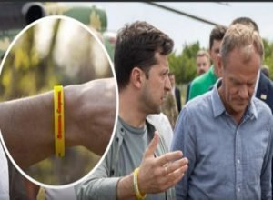 Зеленський нарешті відкрив таємницю своїх жовтих браслетів, і розповів про аварію кортежу президента. Відео