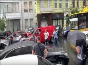 Після допиту Порошенко в ГБР почалася бійка. Люди напали на авто екс-президента. Відео
