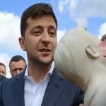 "Я что, памятник?": Зеленский отказался принял свой гипсовый бюст. Видео