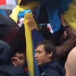 На мітингу опозиції в Москві сталася бійка через український прапор. Відео