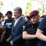 Порошенко закидали яйцями в Києві Відео