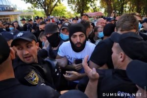 Геї, поліція, націоналісти: з жорсткими бійками проходить парад ЛГБТ в Одесі. Відео