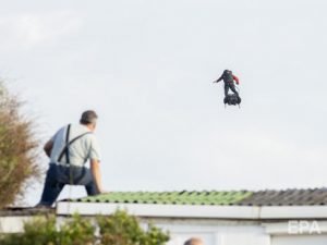 Відео ДНЯ: Французький винахідник нарешті перелетів Ла-Манш на ховерборді.