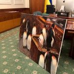 Шаурма, пінгвіни в Раді і бабусі на гироскутерах. Зеленський сам вибрав картини для Офісу президента. Відео