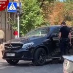 У Києві поліція намагається витягти неадеквата з крутого "Мерседеса" з російськими номерами. Відео