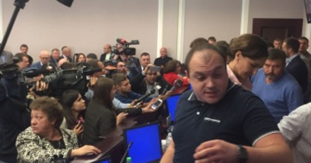 "Зеленський мне не закон": Годунок, якого президент вигнав з наради, влаштував бійку в міськраді. Відео