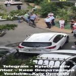 "Мажорка" в Києві переплутала педалі на джипі і заднім ходом знесла жінку і дитину. Відео