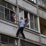 Відео ДНЯ! У Росії поліцейський не дав психопату викинути немовля з вікна. Відео