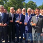 "В Росії такого ніколи не буде!" Історичне фото п'ятьох президентів України вразило мережу. Відео