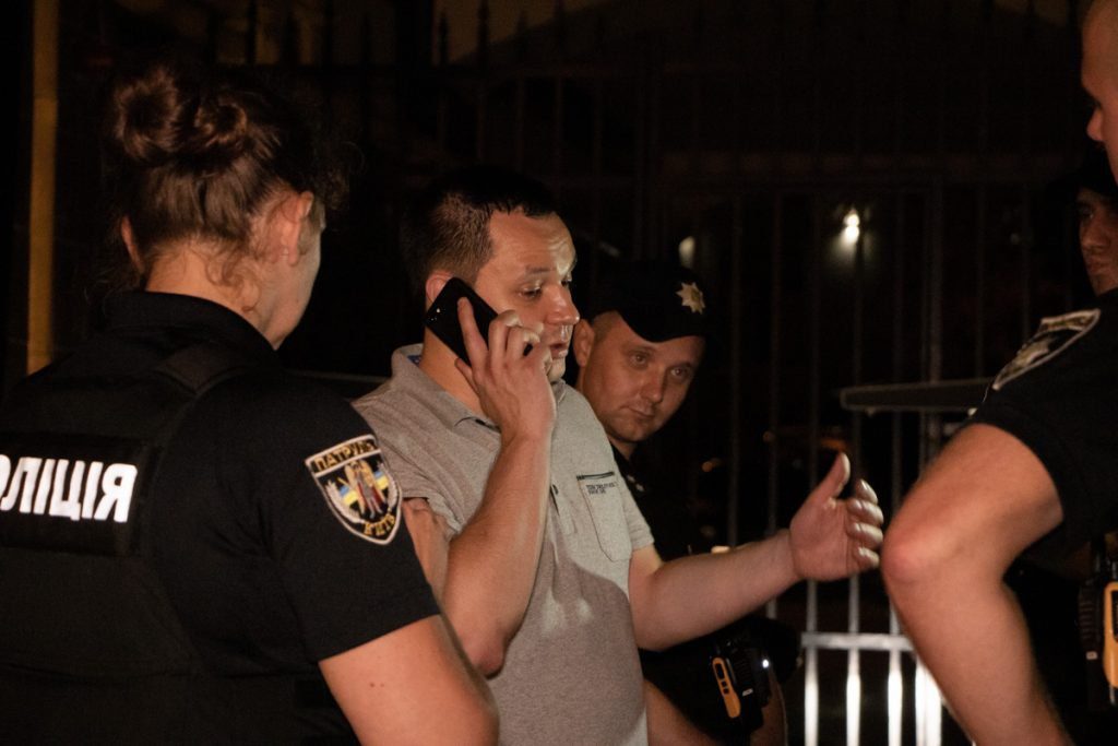 "Буду звонить Президенту": в Києві п'яні чоловіки погрожували копам Зеленським і давали хабара. Відео