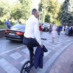 "Щоб не вкрали...дорогий": Кличко приїхав до Ради на велосипеді, і заніс його всередину. Відео