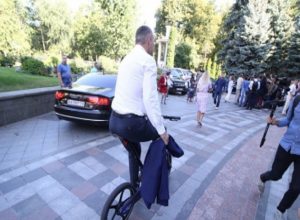 "Щоб не вкрали...дорогий": Кличко приїхав до Ради на велосипеді, і заніс його всередину. Відео