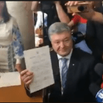 В Раде неизвестный толкнул Порошенко, после чего тот выронил депутатские атрибуты. Видео