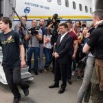 Павло Гриб розповів, чому він на виході з літака не потиснув руку президенту  Зеленському