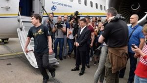 Павло Гриб розповів, чому він на виході з літака не потиснув руку президенту  Зеленському