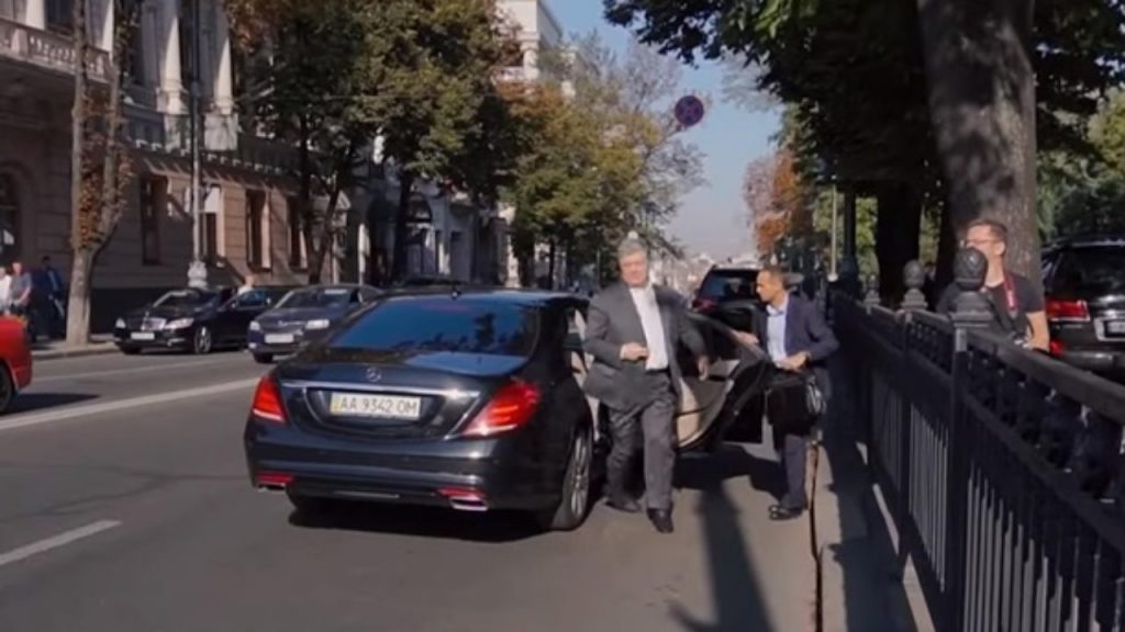 «Не бережете себе, Петро Олексійович». Порошенко ледь не потрапив під вантажівку біля стін Ради. Відео