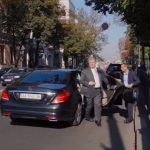 «Не бережете себе, Петро Олексійович». Порошенко ледь не потрапив під вантажівку біля стін Ради. Відео