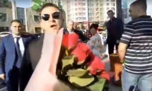 "Зачем вы моего сына снимаете?": Зеленский поссорился с журналистами на школьной линейке. Видео