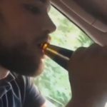 Одеський поліцейський "зажигает" за кермом з пляшкою пива. Відео