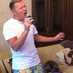 Заскучав бідненький за мандатом: Ляшко в "труселях" заспівав пісню «Третье сентября». Відео