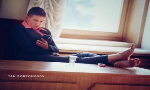 Повернення Савченко в Раду. Немиті ноги на столі, сигарети і стакан