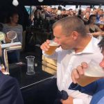 Кадр ДНЯ: Как Владимир Зеленский вместе с Филатовым и Богданом местное пиво "глушили"