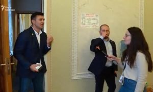 "А кто вы такая, чтобы меня проверять?": Николай Тищенко нагрубил журналистке в Раде. Видео