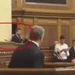 В мережі обговорюють відео як Андрій Богдан перекривляв Порошенка під час виступу . Відео