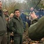 Зеленський - добровольцю в Золотому: "Я президент страны, а не лох. Я сказал оружие убери". Видео