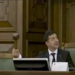 Володимир Зеленський з молотком в латвійському парламенті розвеселив Мережу. Відео