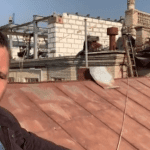 "А голуби не обісрали?": Кличко заліз на дах, щоб простежити за знесенням "курятника" на Майдані. Відео