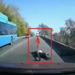 Курйоз ДНЯ: Під Дніпром, прямо на ходу швидка допомога загубила пацієнта на дорозі