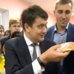 «Завжди хотів зелену сосиску»: Разумков нагрянув з перевіркою в київську школу. Відео